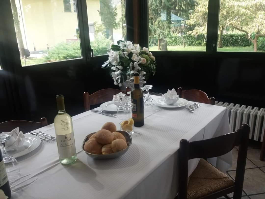 Mambly B&B Ristorante Pizzeria Galliate Kültér fotó